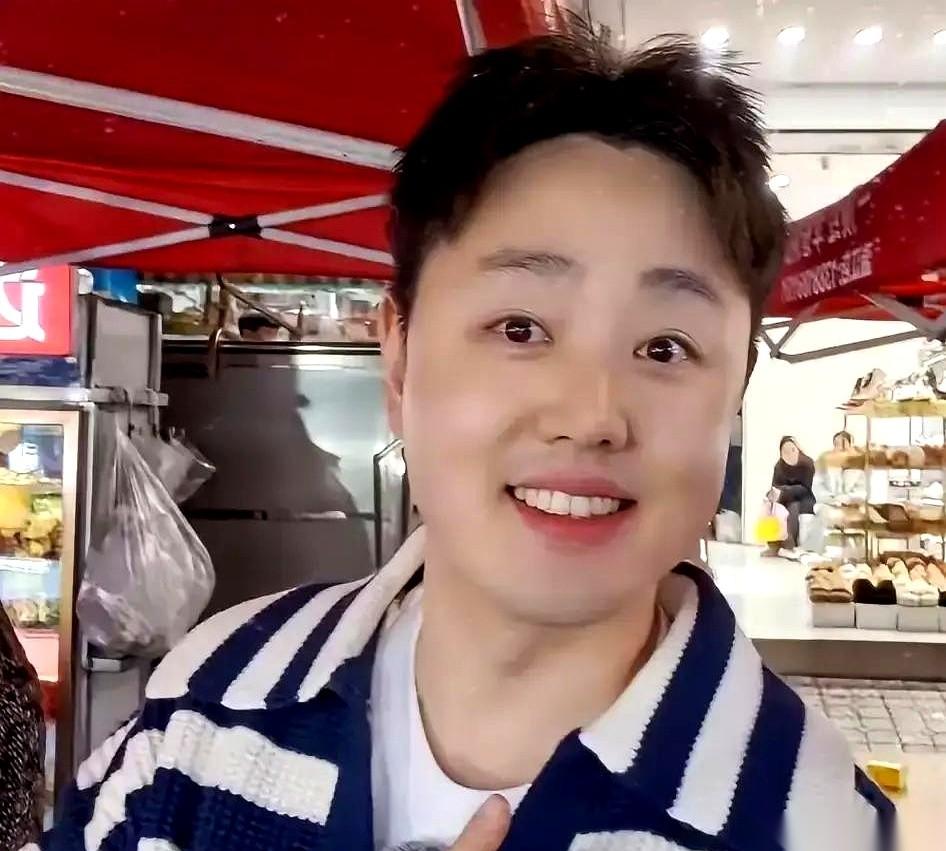 刘雨鑫这人，放着央广首席播音不当，自己掏钱，扛着个破机器就跑了。
去哪？去国外拍