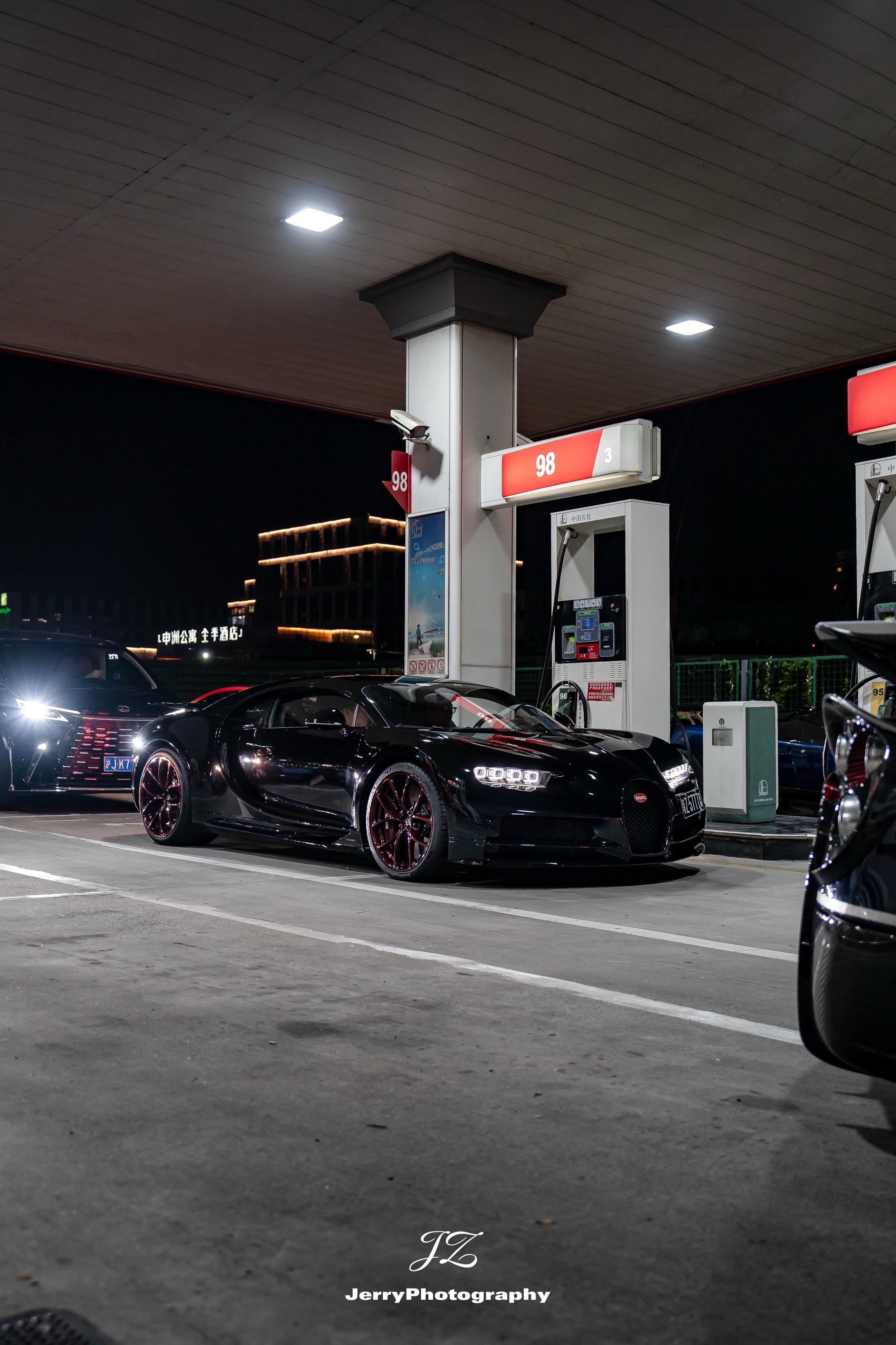 Bugatti Chiron！正在加油站“进食”的八眼龙🐲