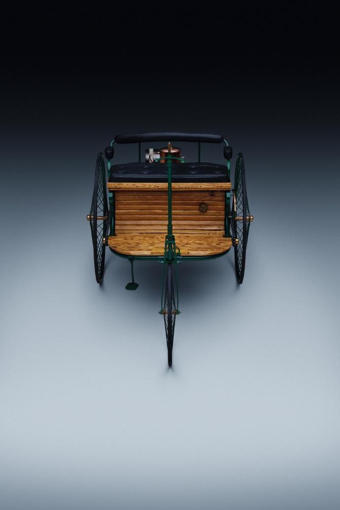 你是哪个阶段爱上的奔驰？
140年的历史长河里，它始终如一。
无论是对车辆安全的