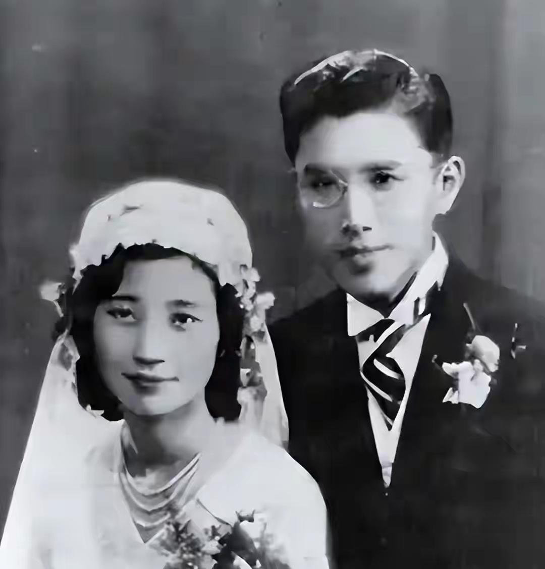 1993年，92岁的周培源爬到妻子的床边，用尽力气喊：我爱你。

那天是1993