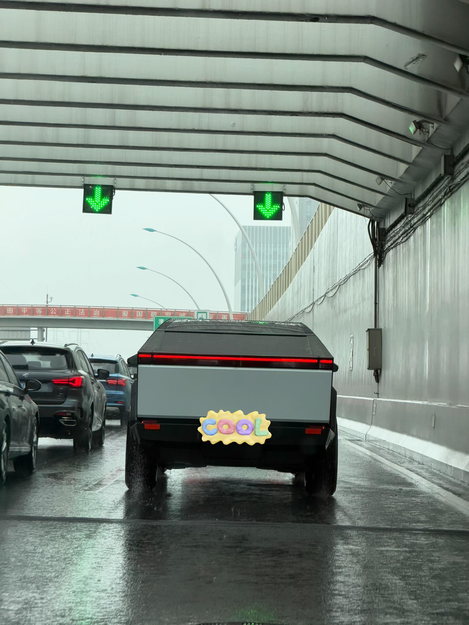 有网友分享，上海中环惊现特斯拉CyberTurck，咋搞进来的？特斯拉