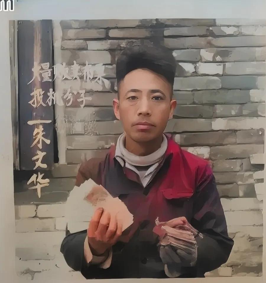 60年代，一名“贩卖布票”被抓获的男子，他的名字叫朱文华，面对镜头他手里拿着赃物