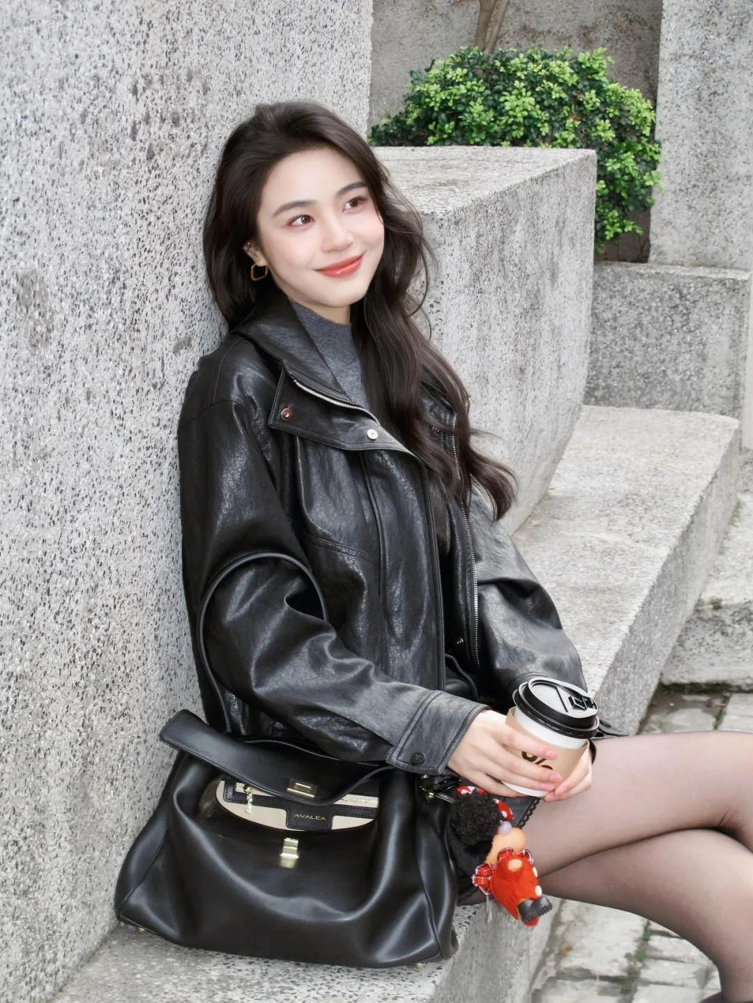 皮衣小皮裙，黑丝大波浪
看似御姐，笑容却甜，敢追否？
气质皮裙 皮装美腿