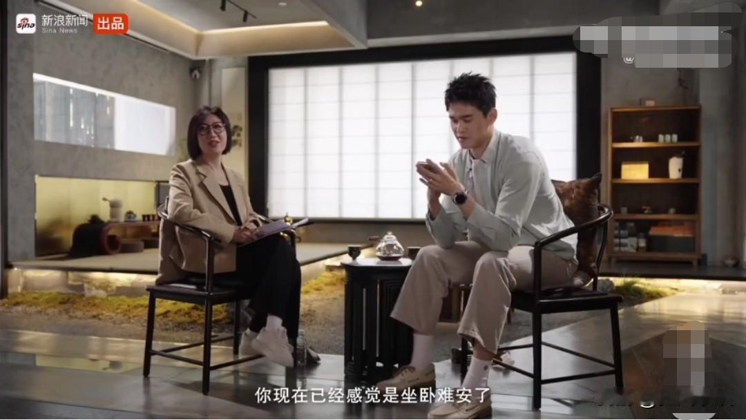 5月19日，孙杨接受采访，采访进行到一半，记者正问着问题，孙杨突然掏出手机，低头