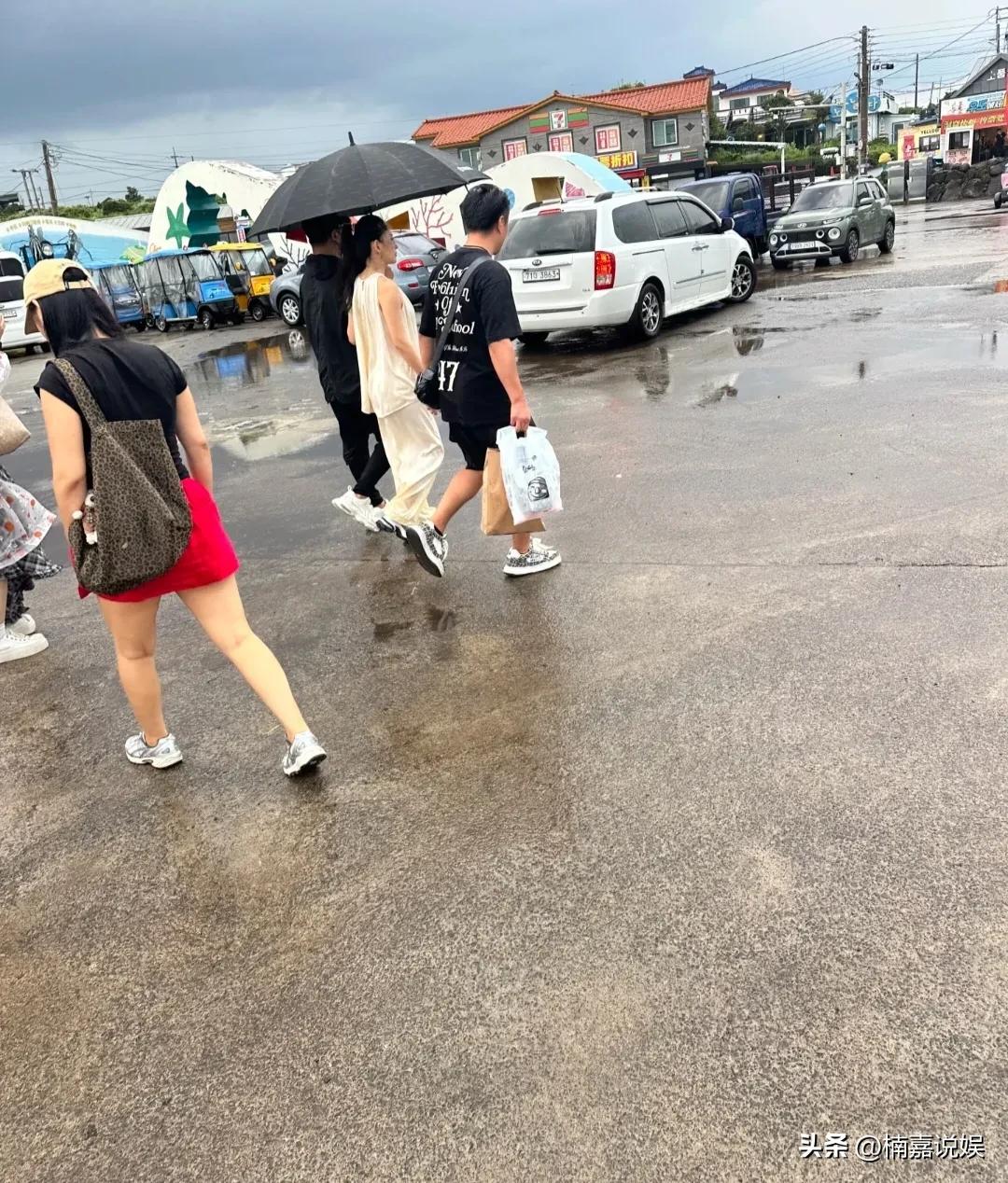 果然是越老越会疼人啊，汪峰开了演唱会后，马上就带着女友森林北来到韩国济州岛度假。