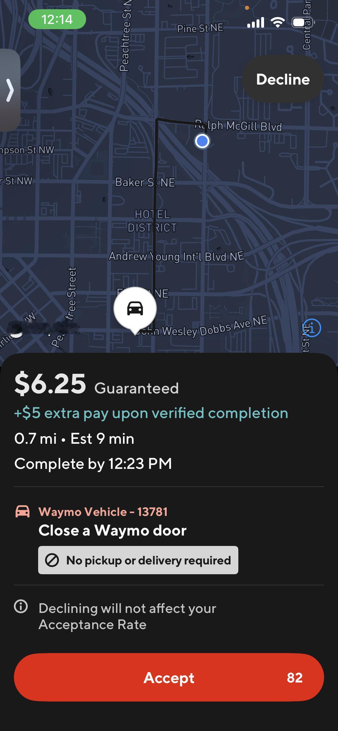 Waymo 给 DoorDash 小哥派单，接单任务是「把 Waymo 的车门关