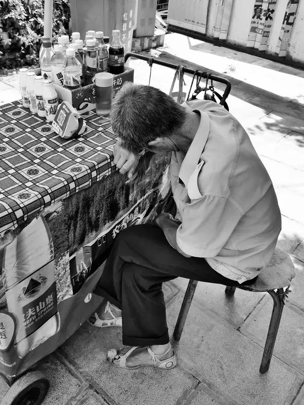 平台上联：品人间冷暖，
   对下联：尝世态炎凉。
“品”与“尝”组成“品尝”，