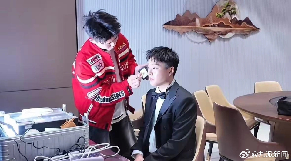 #20岁小伙做新郎跟妆师月入2万#【#专做新郎跟妆师小伙发声#：定价1280元起