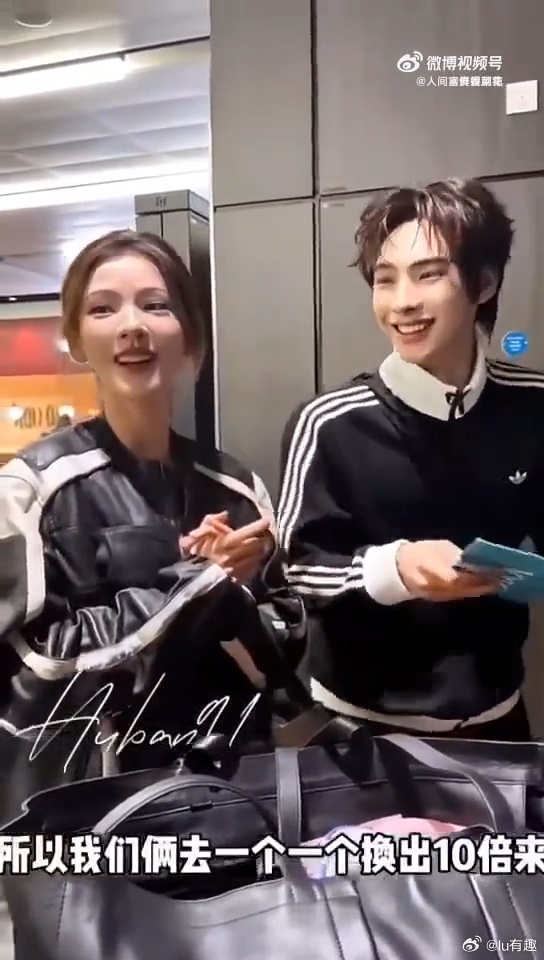 张予曦颜安下飞机就研究如何省钱别人落地忙着赶路，他们俩先研究怎么花钱更实在，这种