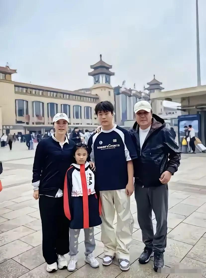 王楠一家人幸福满满，小女儿长的太像王楠了！