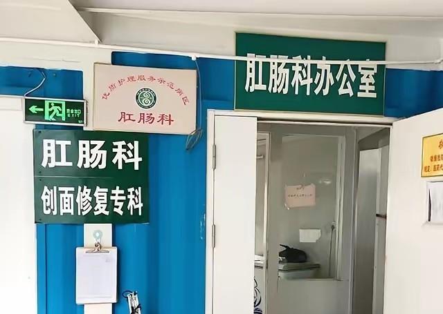 换药时被女患者质疑“轻薄”，

家属冲进办公室暴打医生。

最后法院判了：赔偿1
