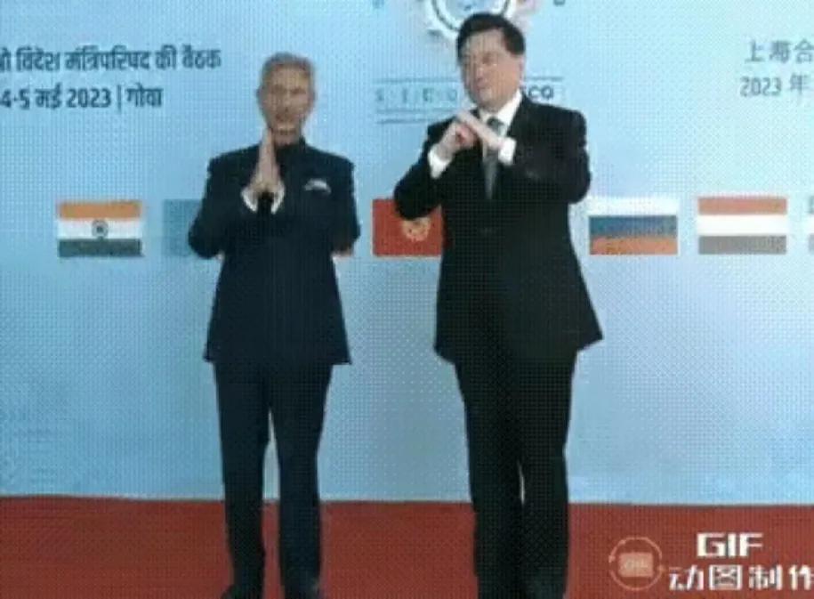 上合组织外长会议，在轮值主席国印度举行，中国外交部部长秦刚在与印度外长施见面时，