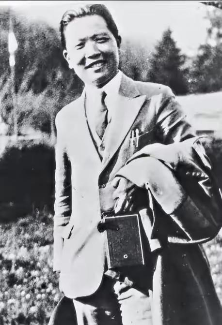 1951年春天，迪化监狱里一个戴着镣铐的中年人被临时叫出牢房，他满脸疲惫，以为要