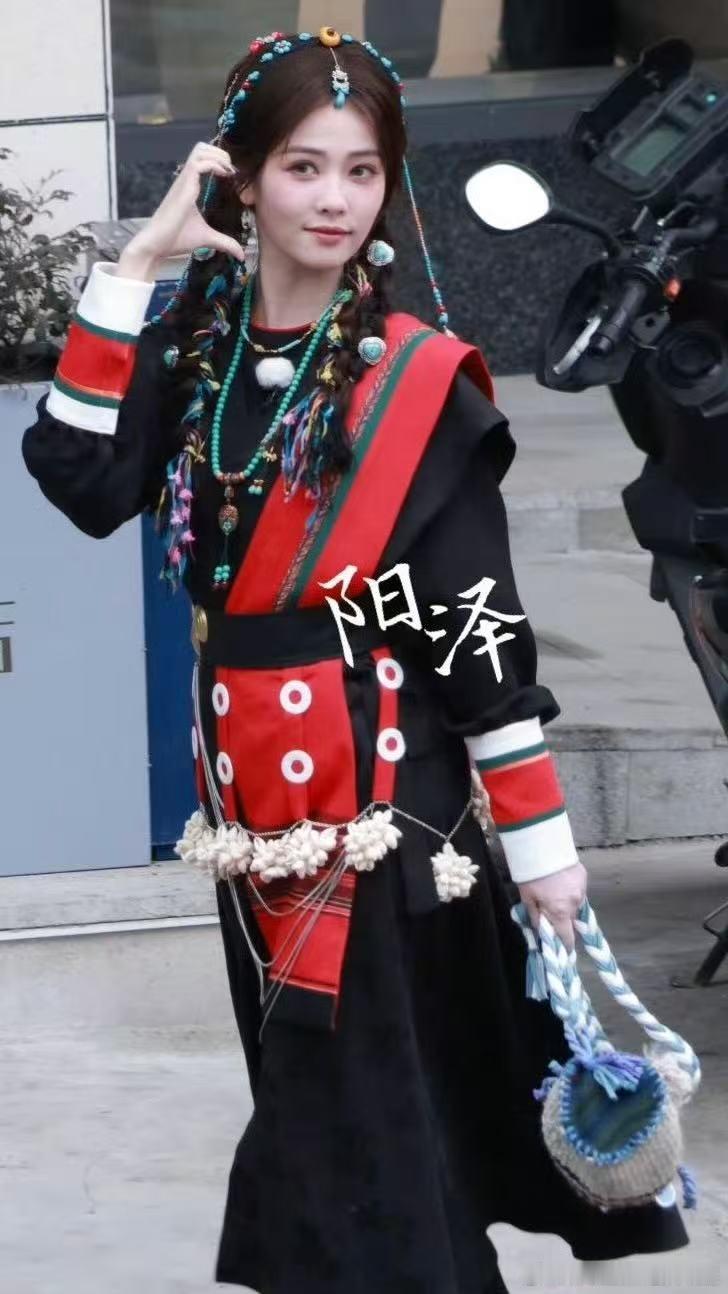 白鹿藏服造型路透 ​​​好美的藏服白鹿！！！期待她的表现！ ​​​