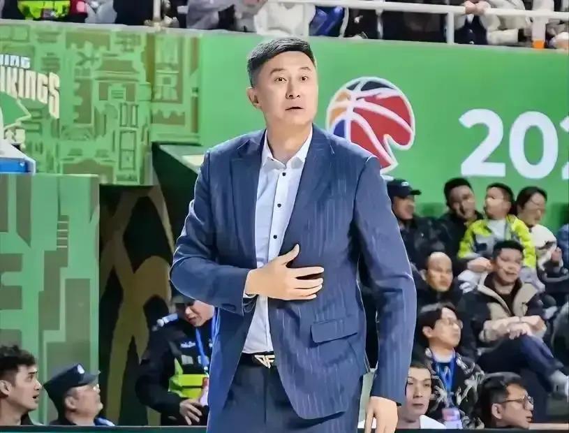 肘击没停赛，广东又吃亏
 
昨晚山西外援迪亚洛一肘把陈家政顶得趴了快一分钟，裁判