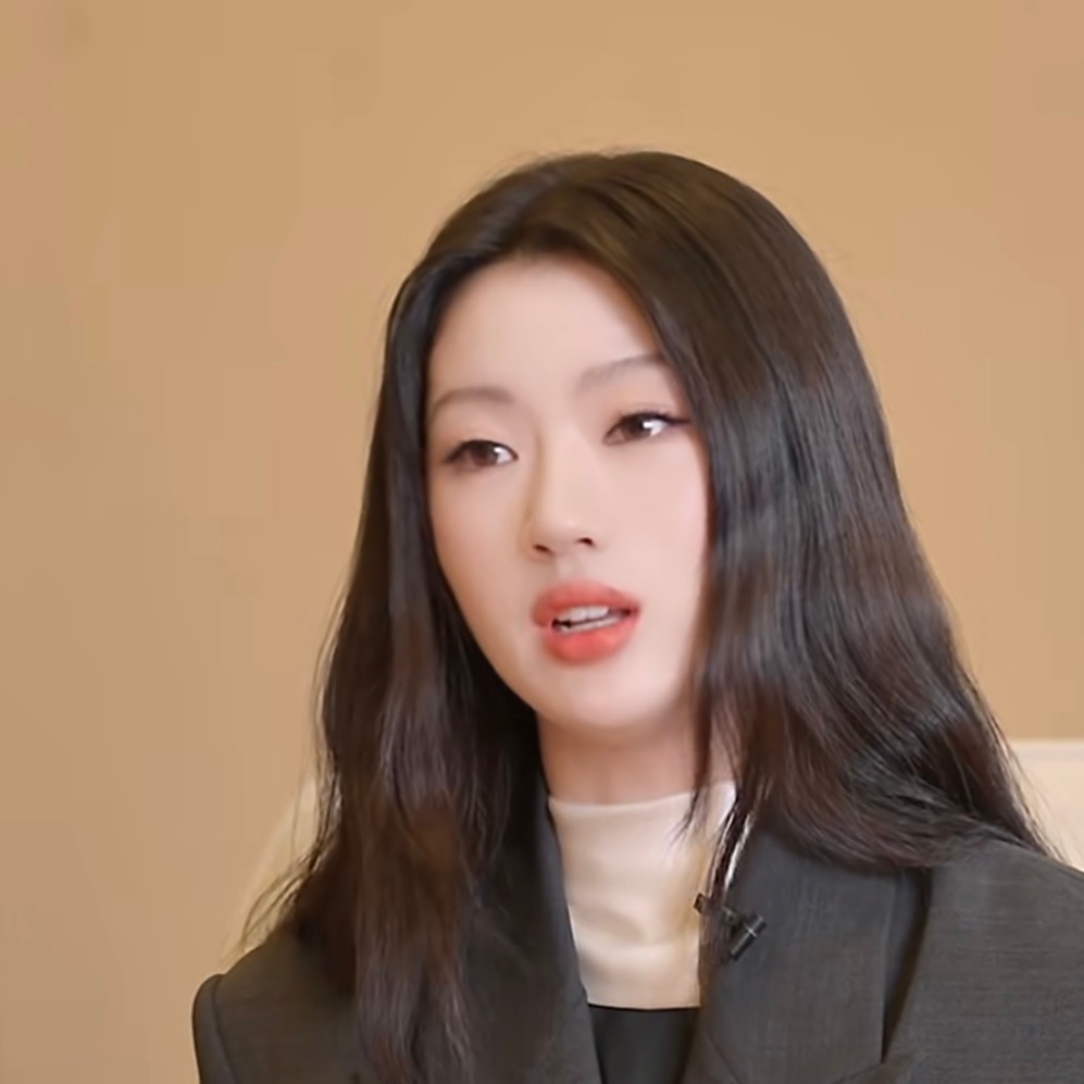 单依纯这个造型就给我一种根正苗红女长官的感觉