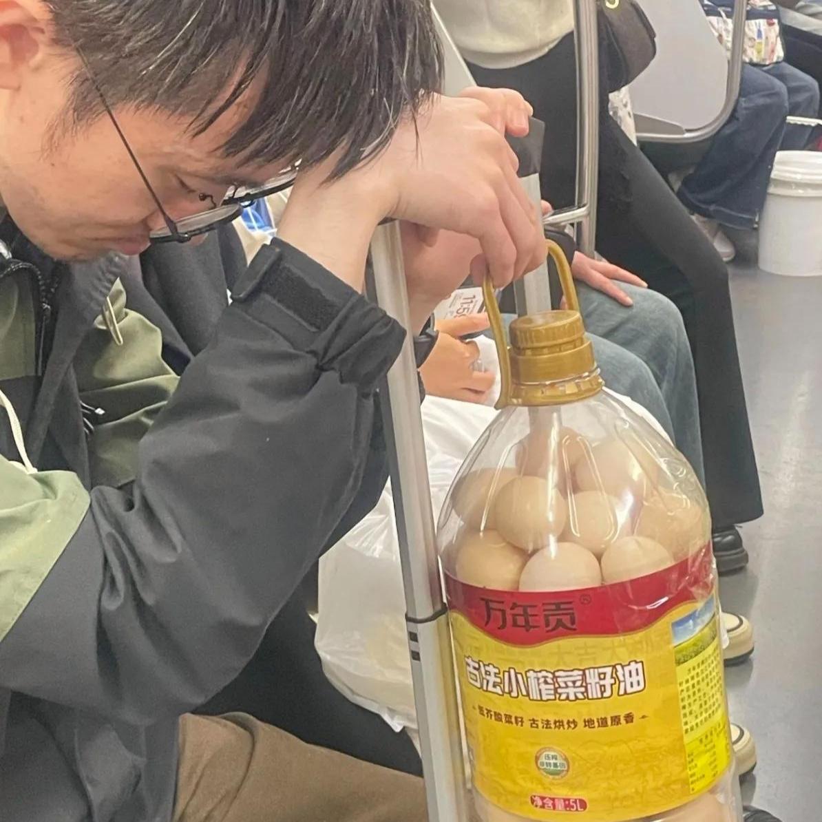 地铁偶遇硬核操作，油桶装满鸡蛋我看懵了
 
坐地铁撞见一件怪事，身旁小伙子拎着普