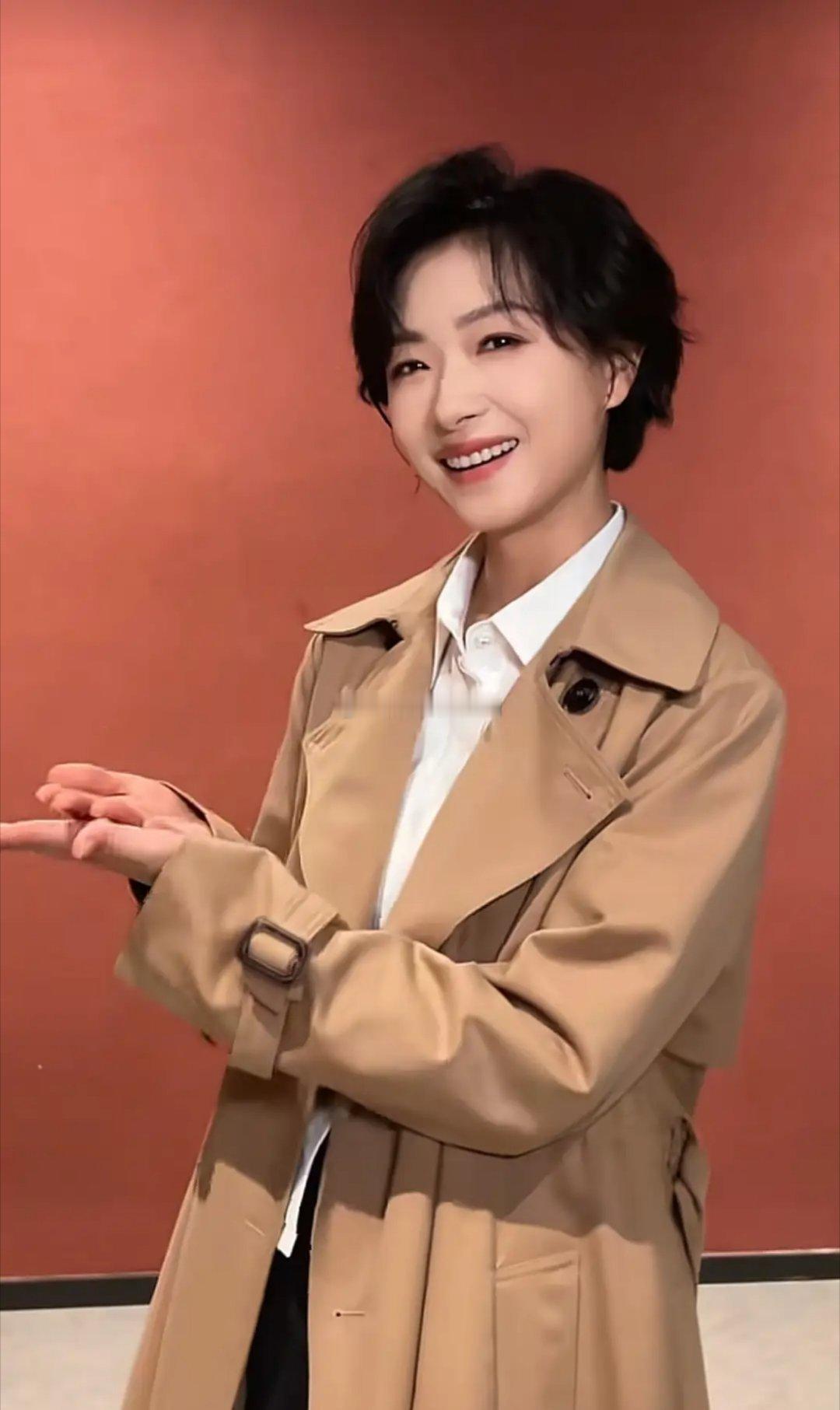 43岁的万茜跳手势舞时造型吸睛：短发利落，大衣配白衬衫简约又洋气，减龄效果显著，