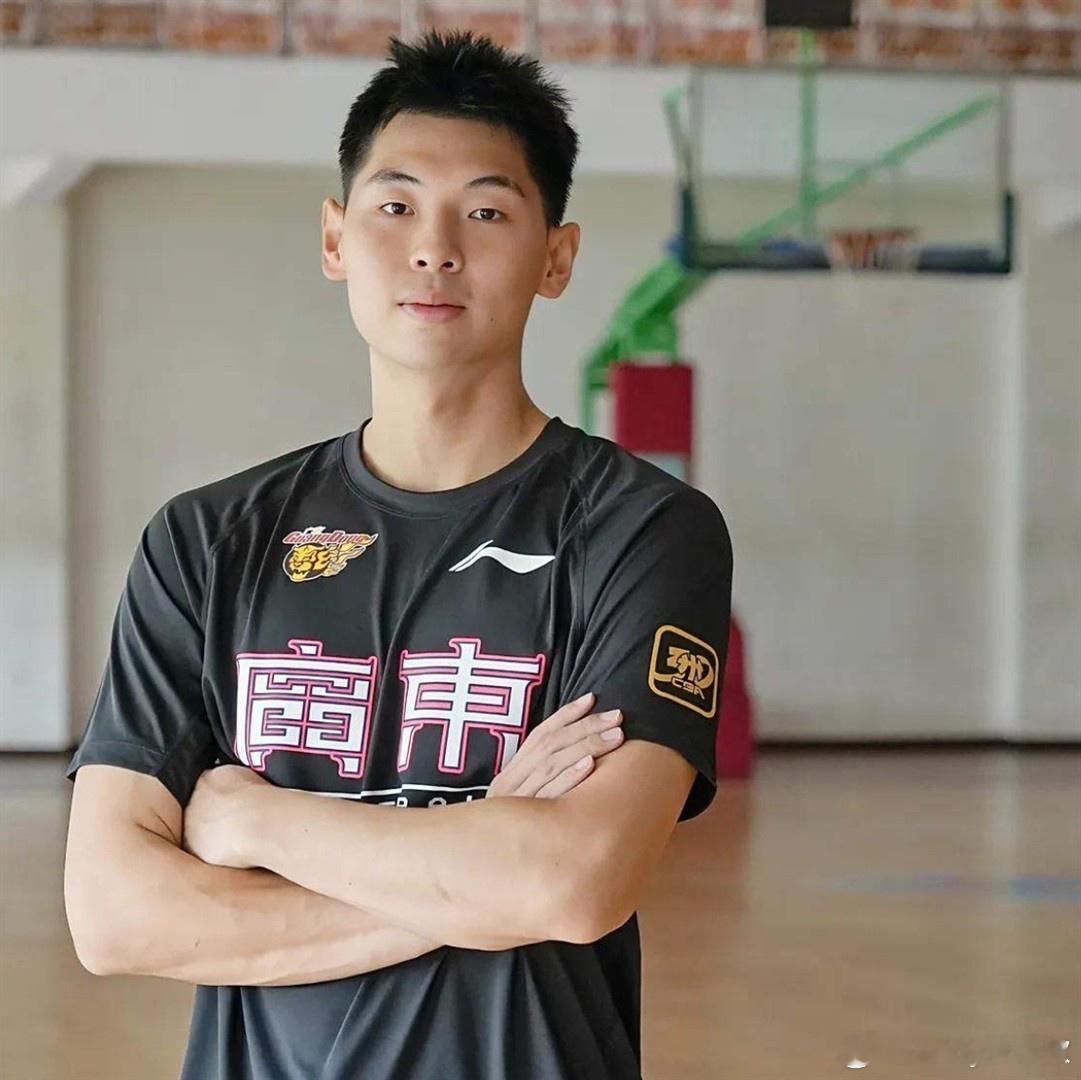 广西老表在cba井喷的一个赛季！江苏男篮50：63半场落后上海男篮，今年探花庞峥