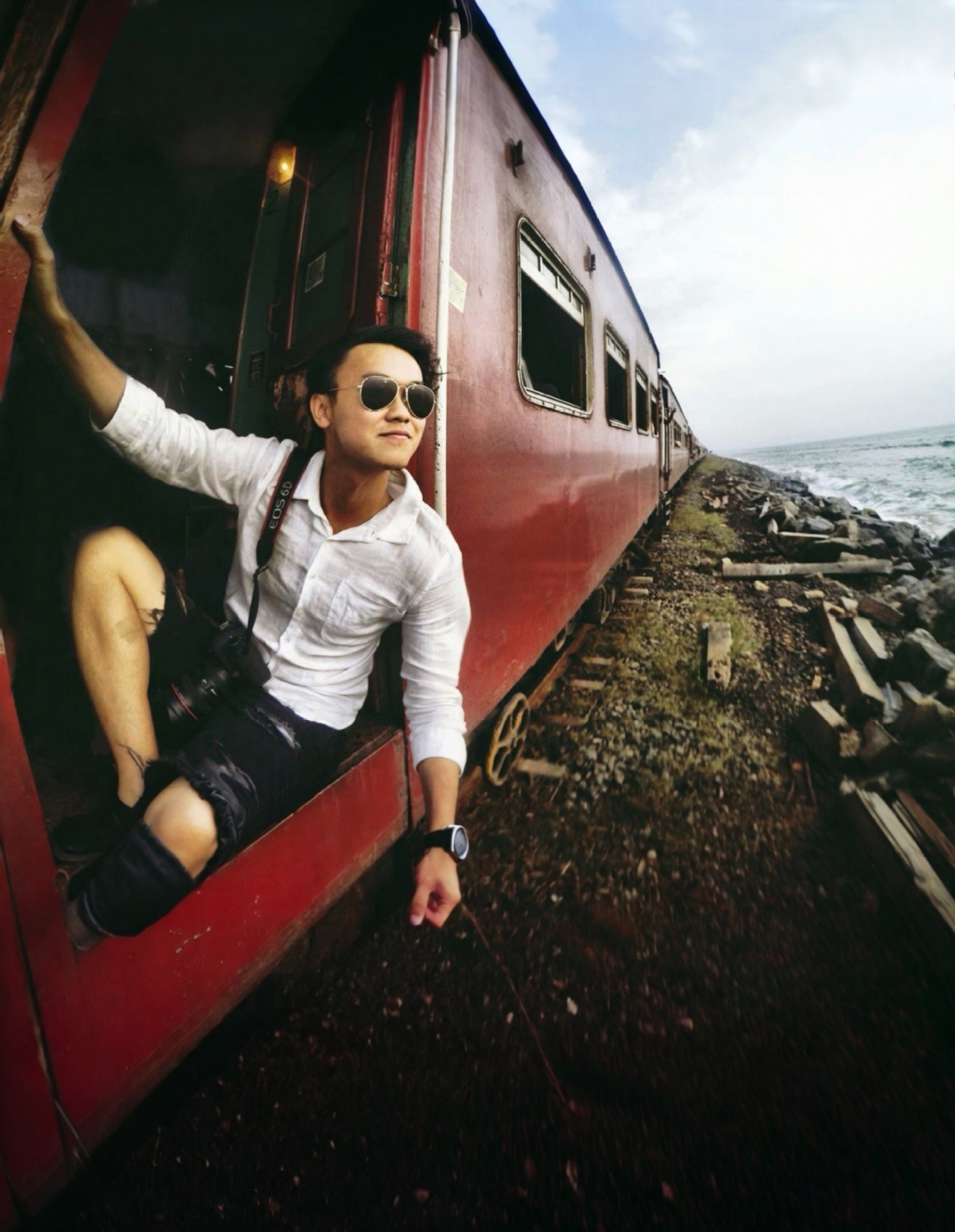 中国女游客国外火车探身拍摄坠车 十年前的我也做过这种骚操作[doge]斯里兰卡的