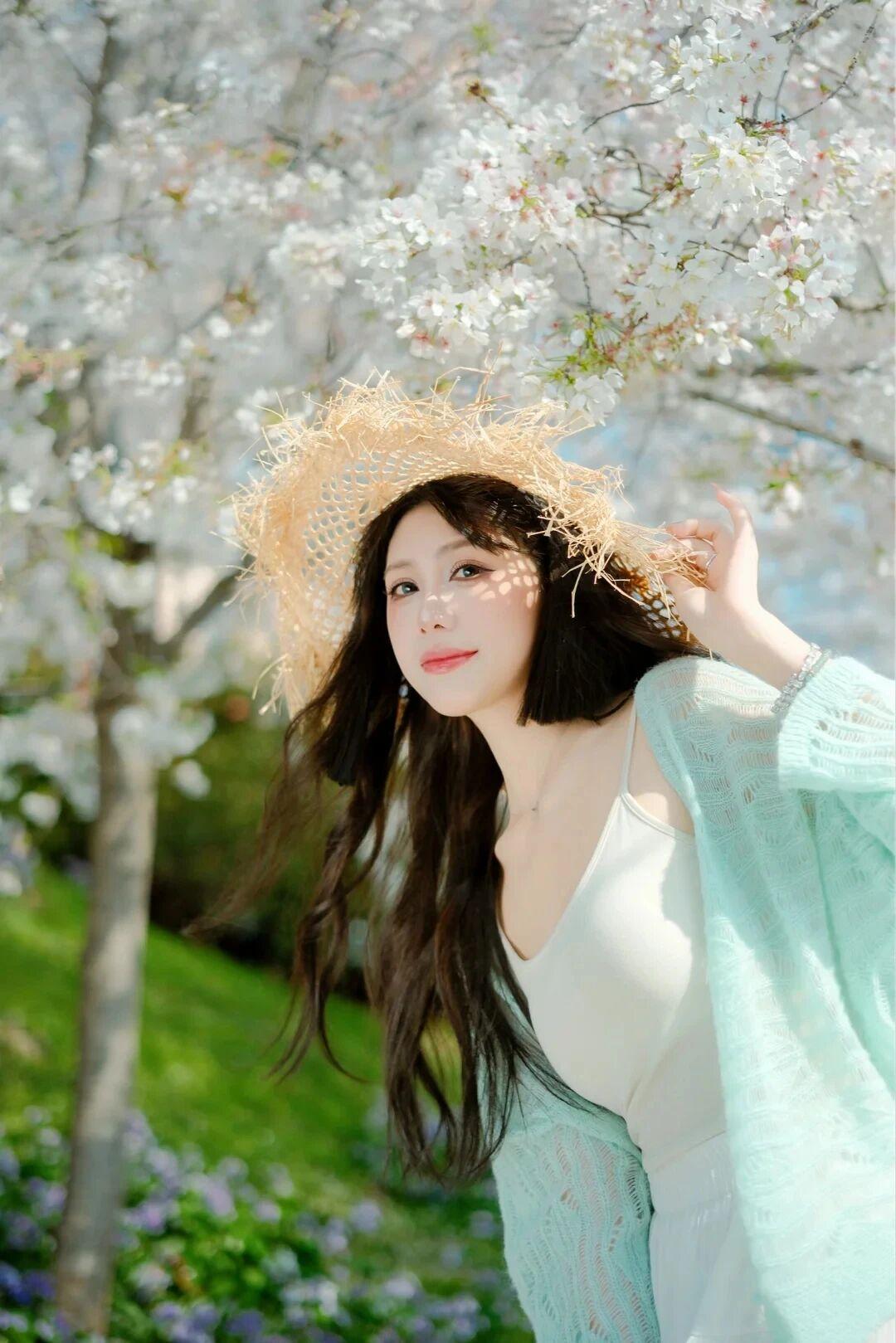 记录我的2026春日樱花树下，佳人一袭清新穿搭尽显温柔。浅薄荷绿镂空针织开衫搭配