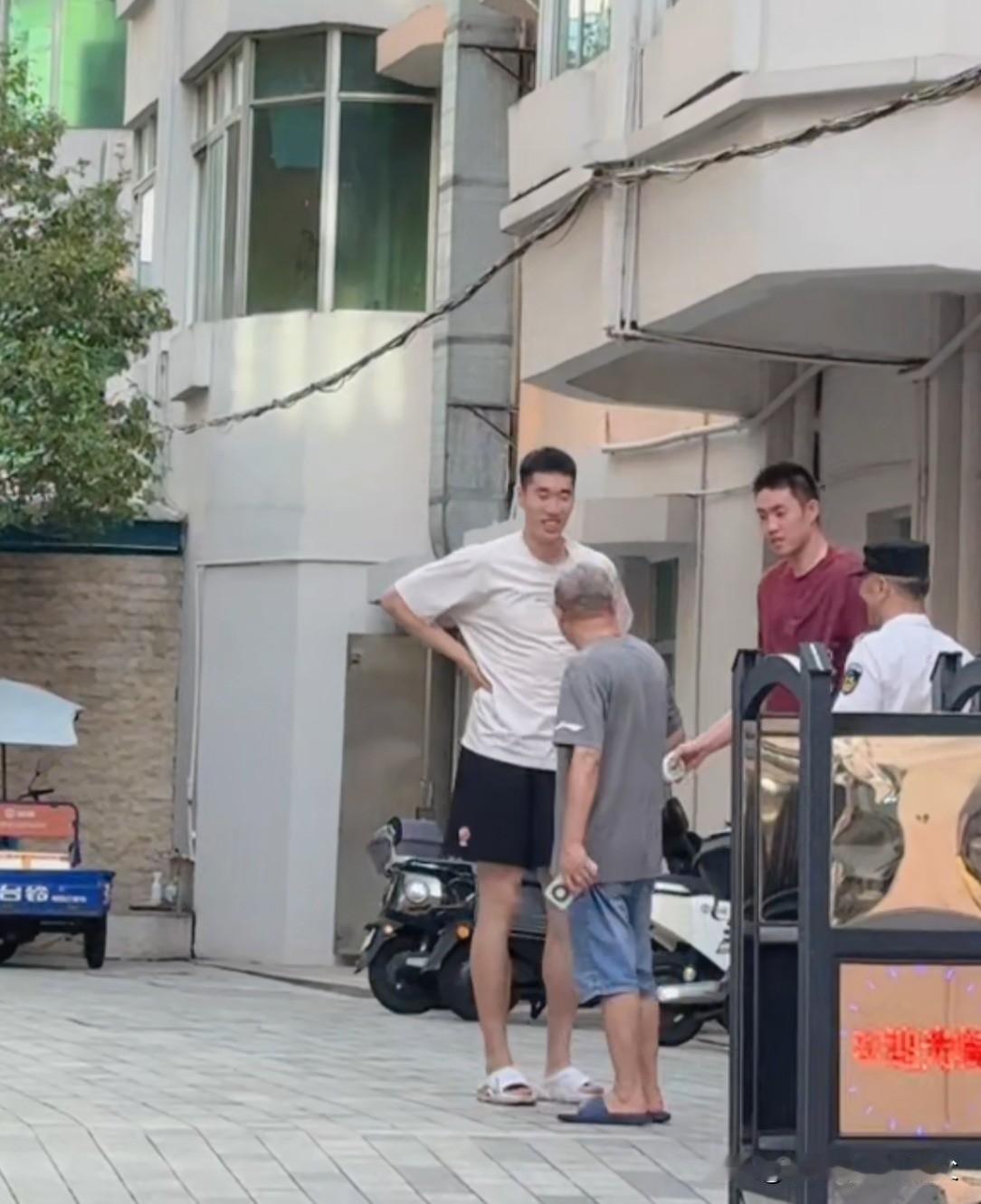 扎堆试训！广东宏远宿舍楼下出现两个陌生球员，杨腾飞和李苑鑫，一个来自吉林，一个来