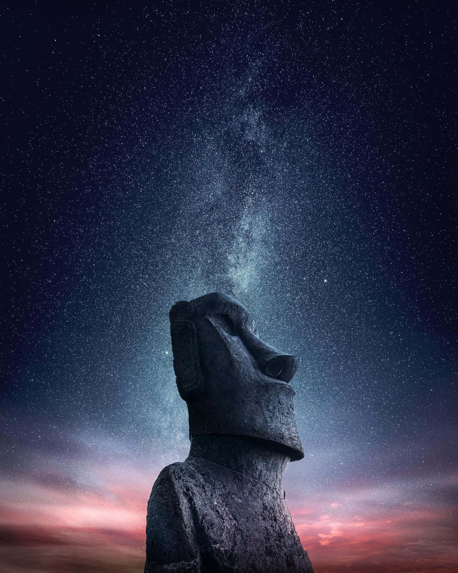 智利复活节岛摩艾石像头上空的银河 ​​​