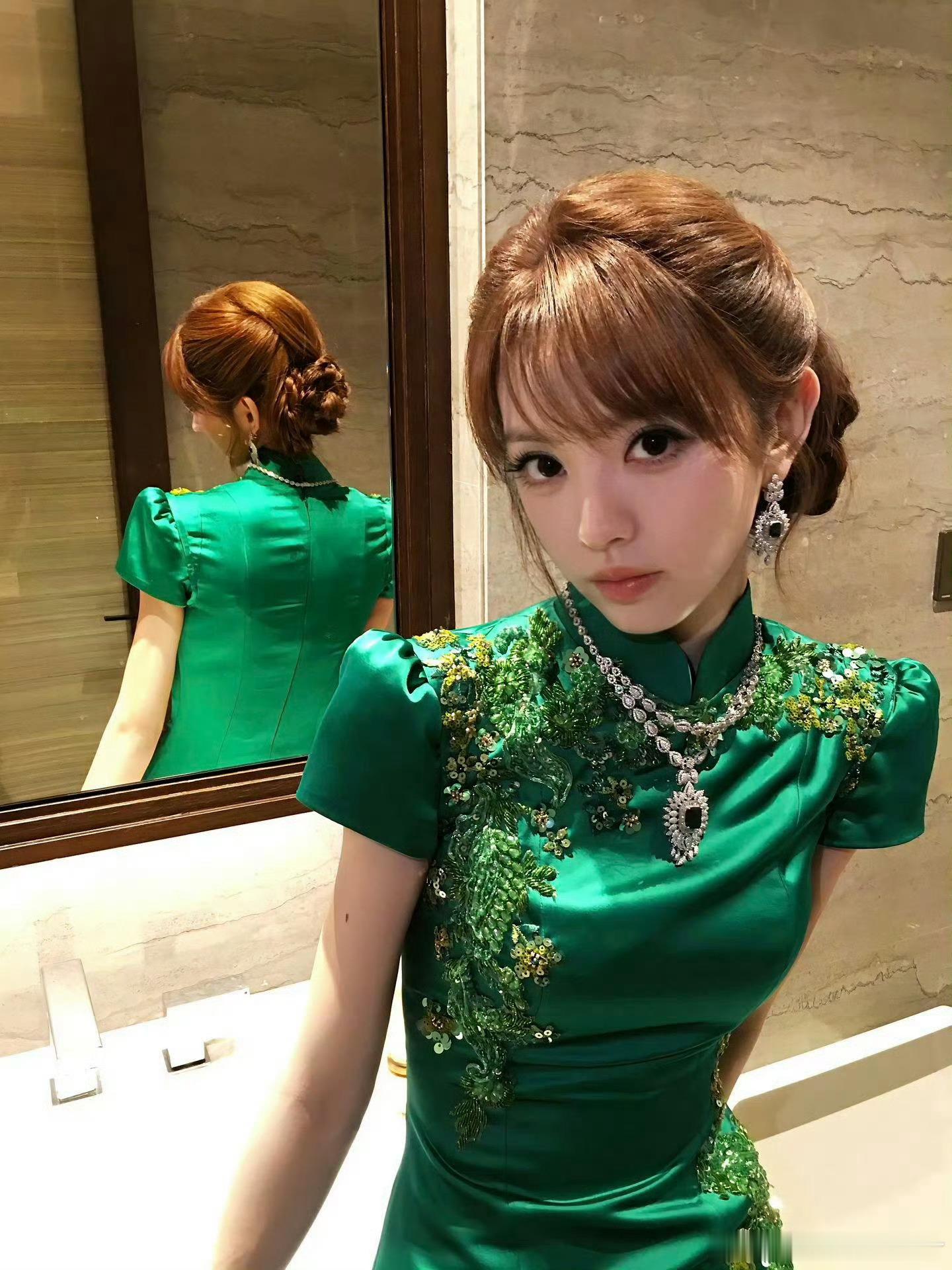 田曦薇你这样我还怎么嫁人     不得不说，这一身绿色旗袍真的太好看了～    