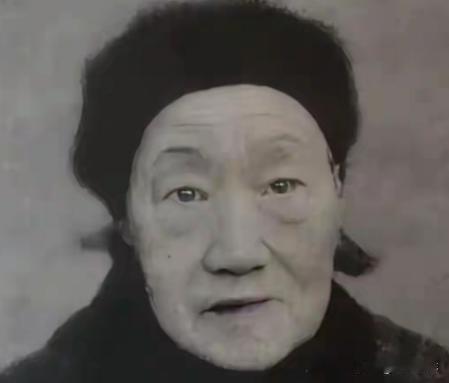 1930年，19岁村妇郑家娟冒死收殓杨开慧，将其安葬于自家旱地，此后25年默默守