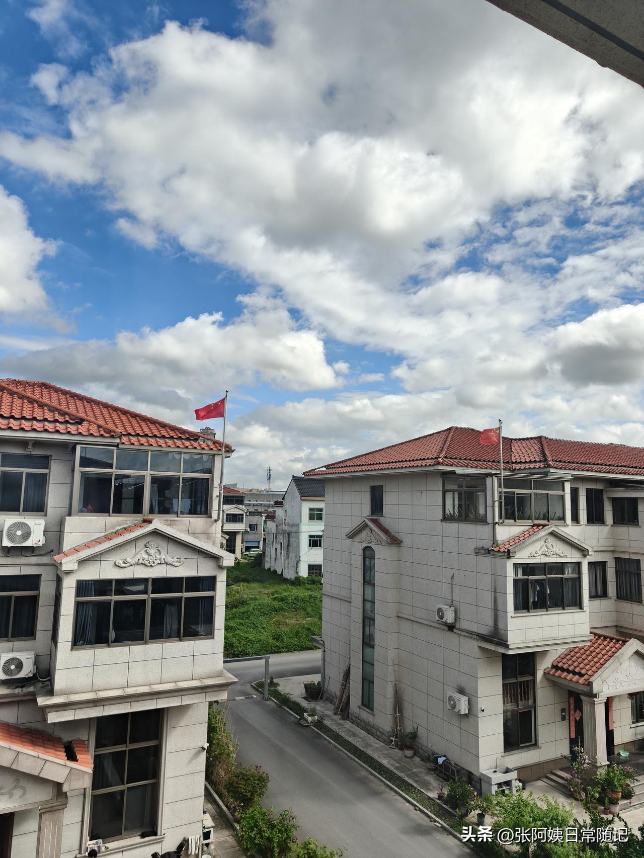 在浙江嘉兴桐乡打工几年，我发现这里的人，都喜欢在自家楼顶挂上五星红旗🇨🇳，我