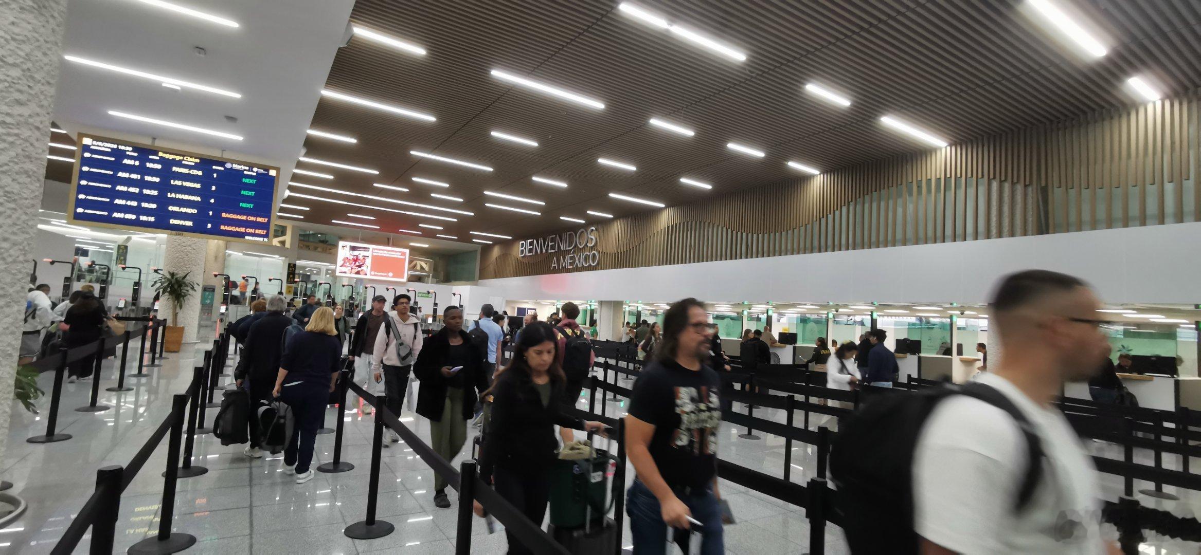 来了！总算又解锁一个上半辈子没来过的国家接站的中国大哥一出机场就开始吐槽：“你看