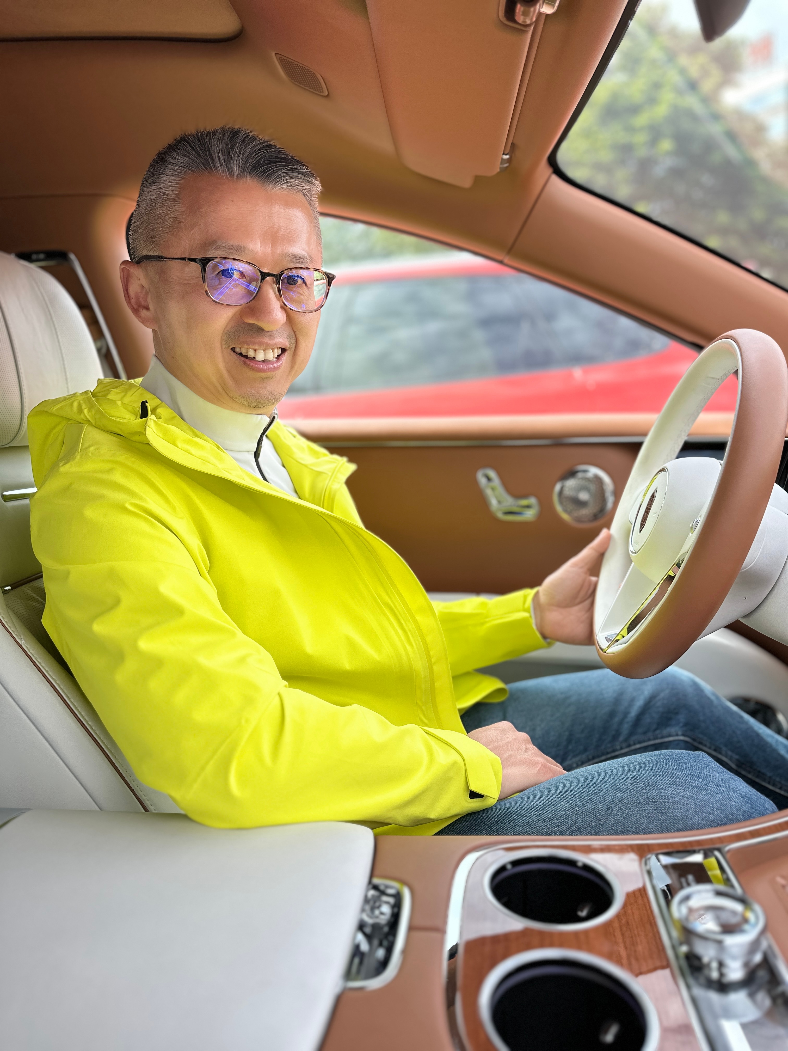 昨天下了一场雨，东莞感觉终于进入。。。初秋了。赶紧把这件厚外套穿出来，否则明天温