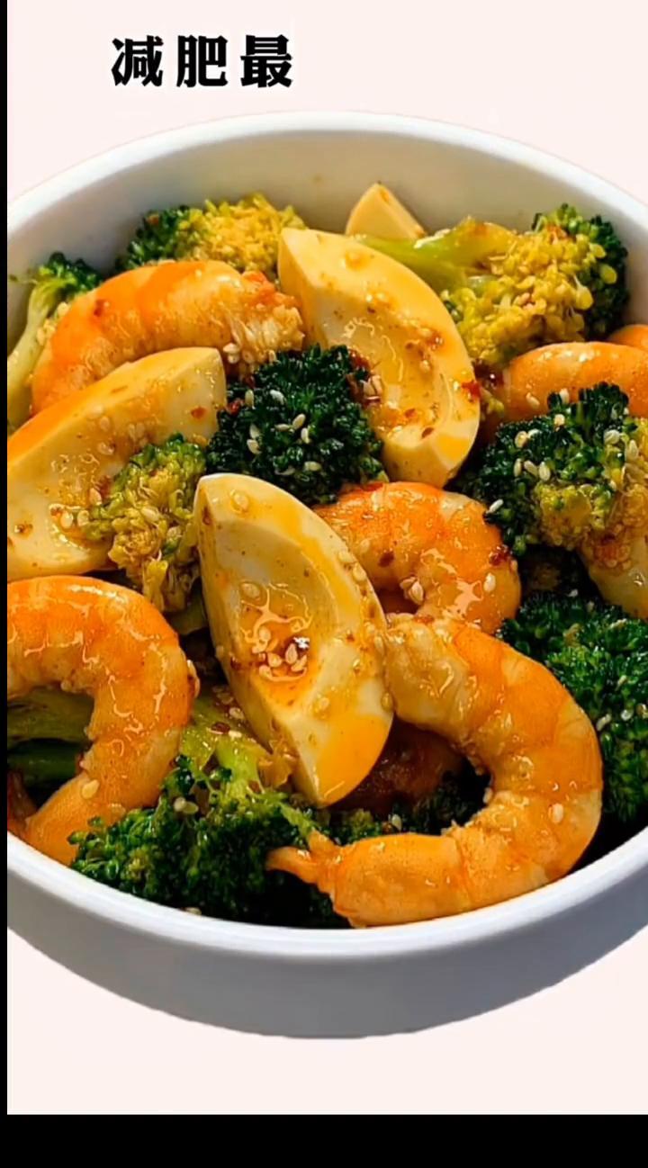 虾仁配西兰花，不是减肥神套餐，是聪明人吃饭的底牌。
蛋白质管饱，纤维刮油，凉拌不