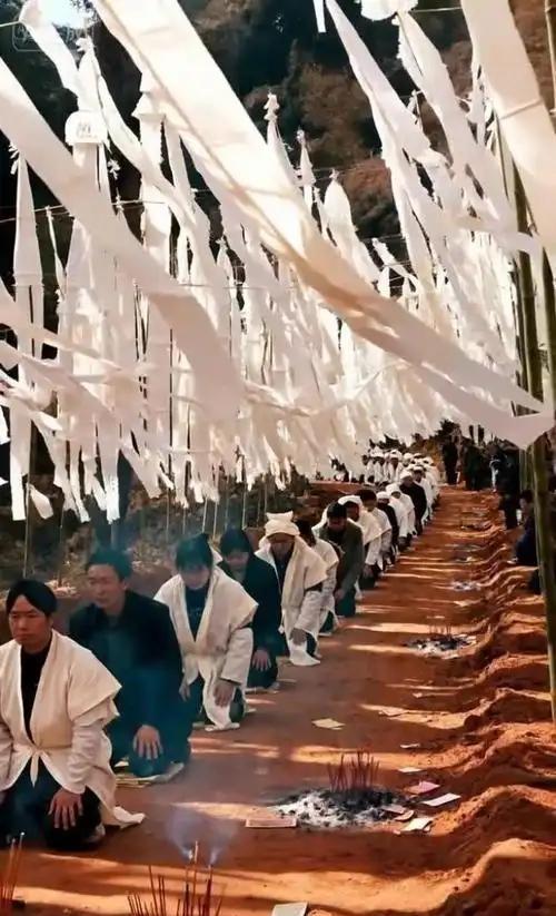 新的殡葬制度将于2026年3月30号执行，大概意思就是：一切从简，城里可以选火葬