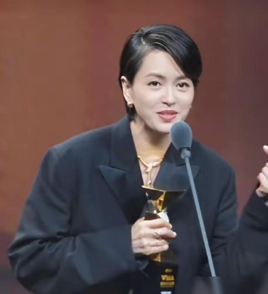 梁咏琪的胆小鬼是唱给伊面的吗？