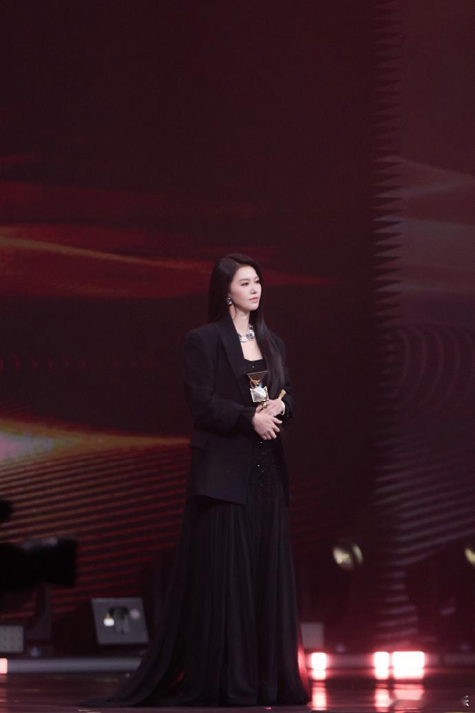 春晚导演获奖感言提到谭维维又美又有责任心的谭维维！喜欢一个本身就很好的人！ ​​
