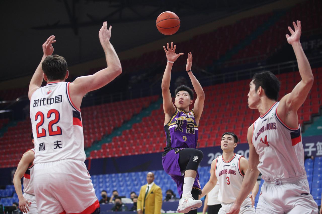 真的能够双杀青岛队？并斩获新一轮的两连胜？在接下来的这场遭遇战中，张庆鹏就将带领