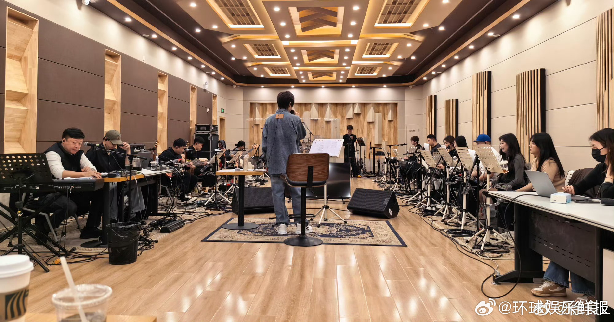 别人家送周边，徐良送校服！深圳场这波情怀直接拉满💯徐良深圳演唱会伴手礼送校服徐