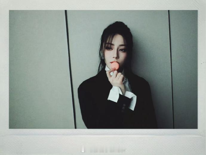 “暗黑女公爵” 迪丽热巴解锁新玩法，拍立得定格贺思慕聂九罗，这波操作直接封神！迪