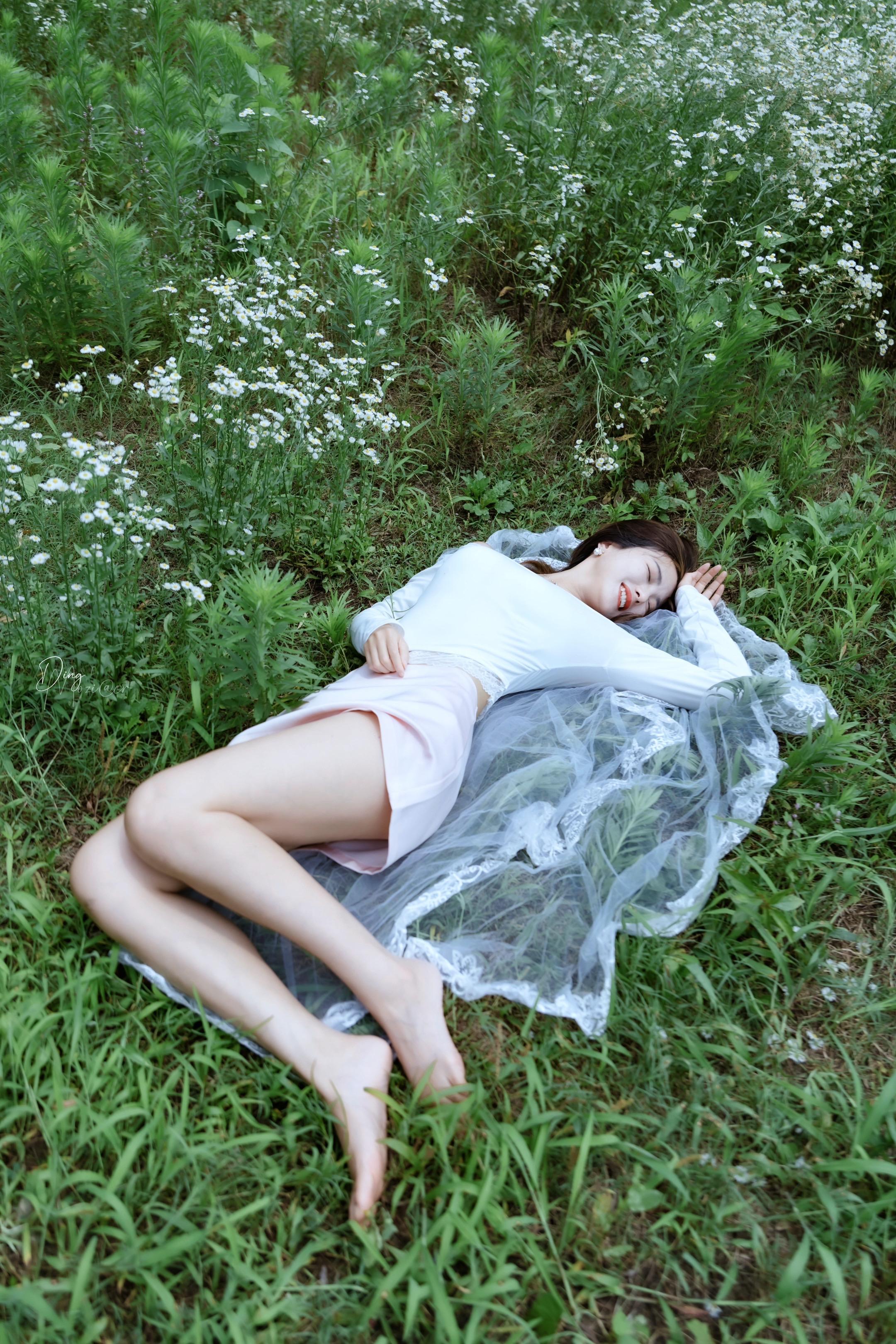 夏天的氛围感｜御姐的浪漫花语🌸。《草地氛围感写真》 模特