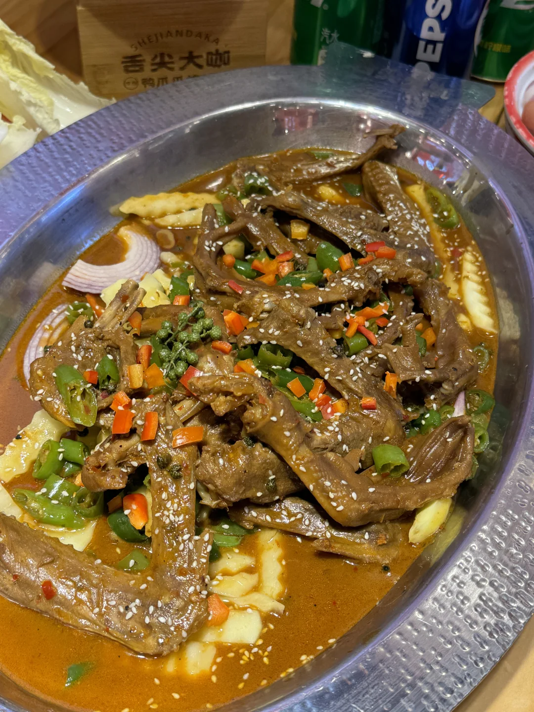来到舌尖大咖，那卤鸭爪鸭翅可真是一绝。🦆