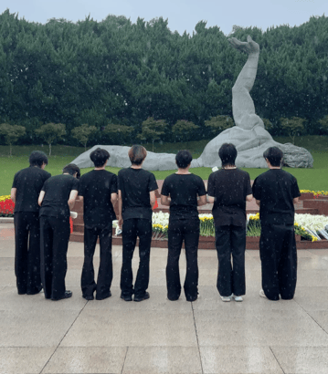 练习生国庆冒雨祭扫烈士陵园 细雨无声，敬意有声，练习生们来到龙华烈士陵园祭扫，静