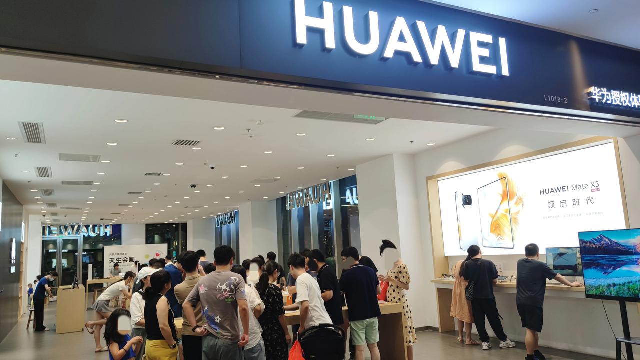 华为门店，人很多！
都在看Mate60系列！
#华为手机#