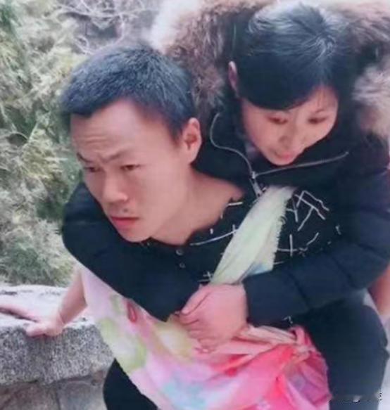 2008年，山东21岁姑娘为爱出逃摔成瘫痪，男友认准她非她不娶。

其实张明荣提