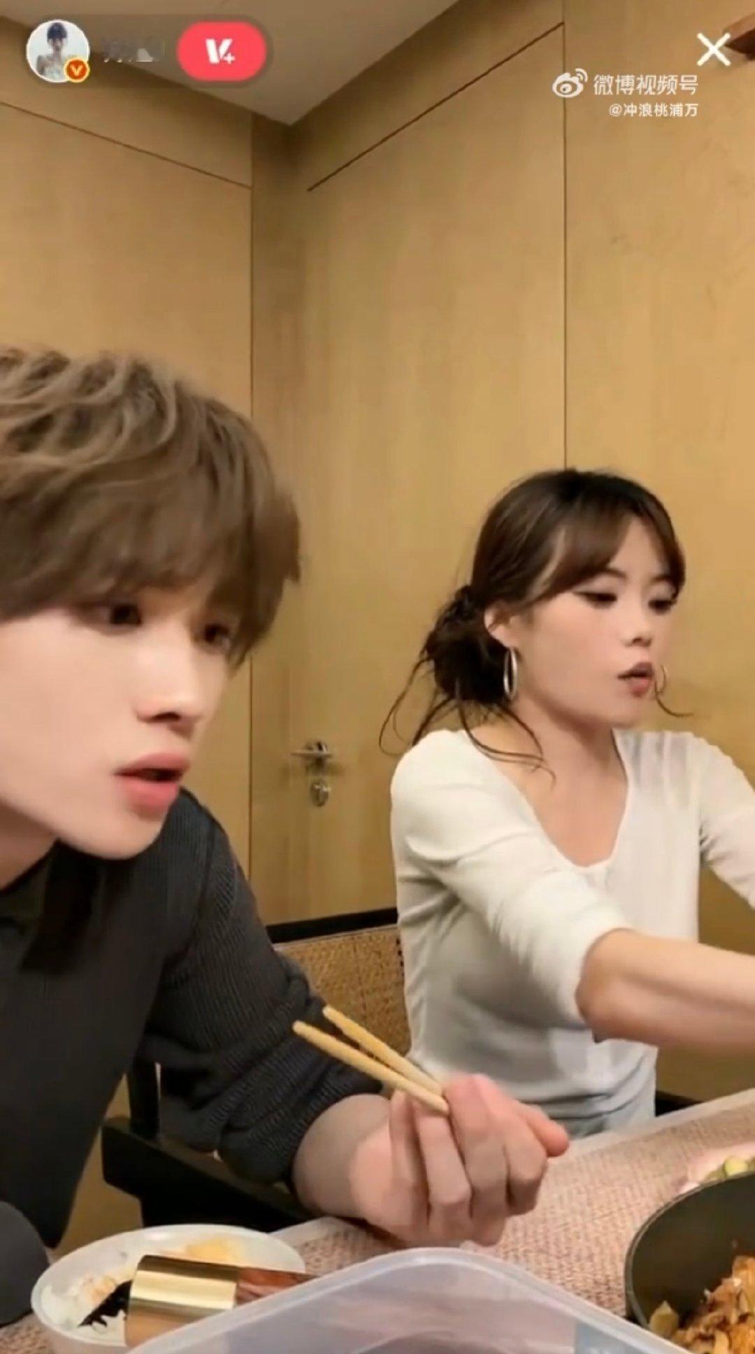 井胧说我可没井迪这个妹妹我家那闺女 朋友误认井迪是井胧妹妹，井迪笑到停不下来，井