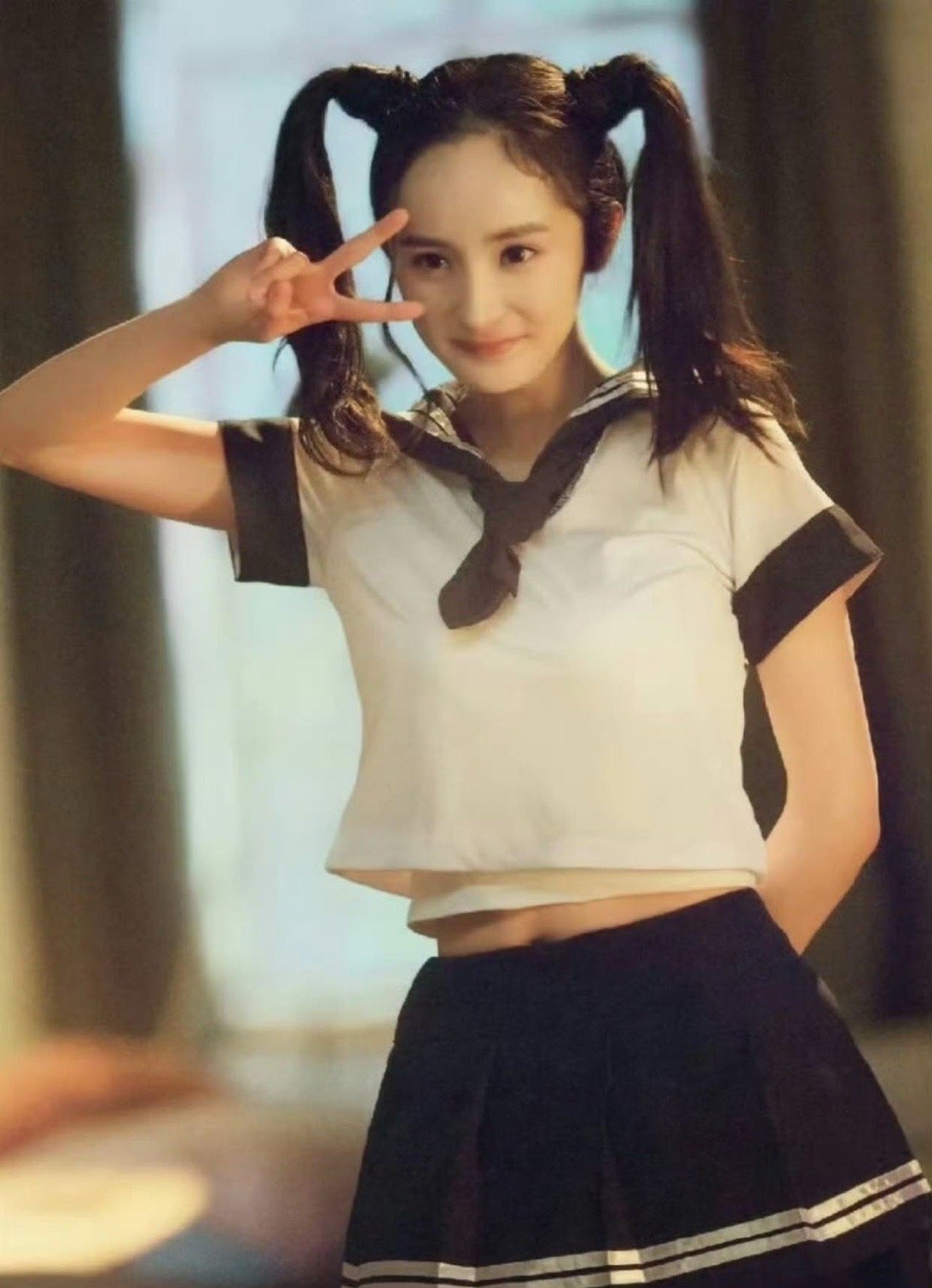 杨幂双马尾女高谁被杨幂这组双马尾狠狠戳中了！蓬松卷发搭配高双马尾，满满的女高感扑