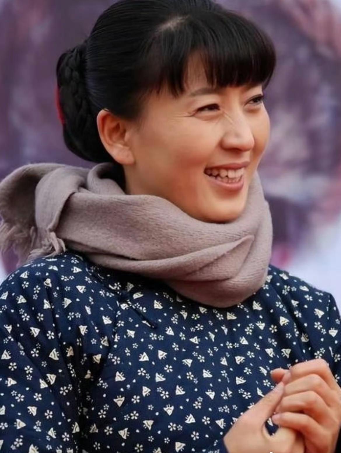 刷到闫学晶吐槽年入三十万养娃不够，咱普通人真的没法共情，就是那个演了好多农村剧的