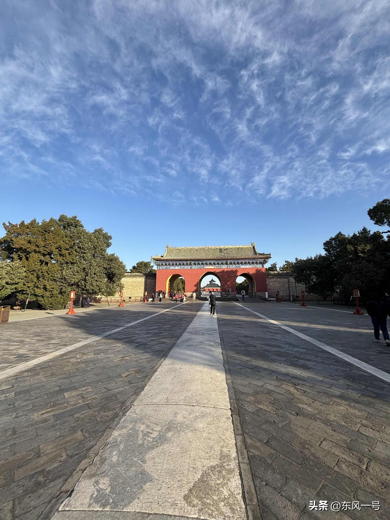 一群群外国游客，一群群夕阳老人，一群群晨跑爱好者，在这里自由的呼吸，踏在历史的脉