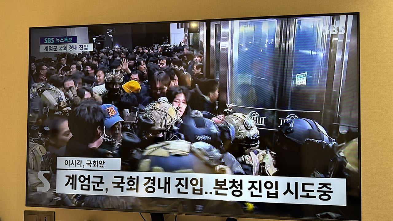 一觉醒来，韩国竟然来了个次“政坛动荡”，而且还是网络直播形式的，然后在我睡醒前动