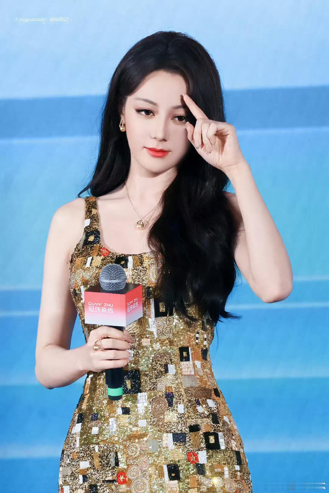 迪丽热巴金色吊带闪片长裙 迪丽热巴简直就是人形立牌！！！每次都会被热巴给惊艳到，